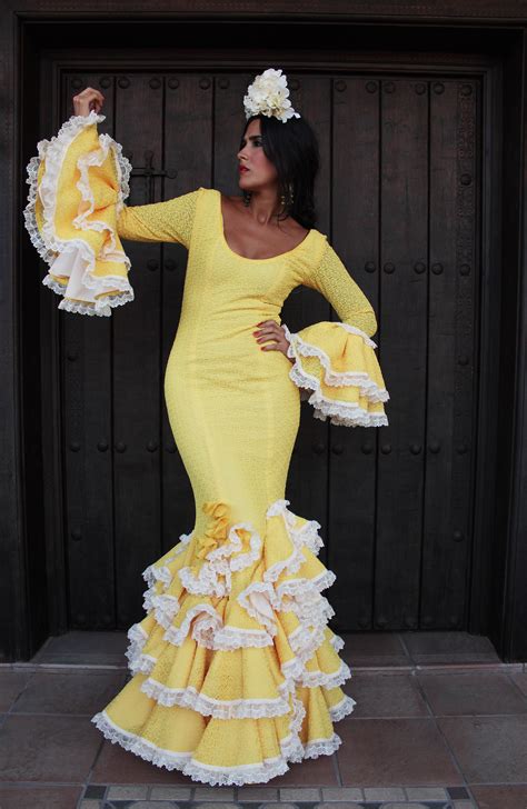 Descubre la esencia y el glamour de los trajes de flamenca amarillos
