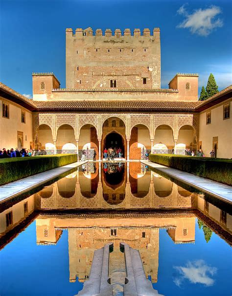 Descubre la imponente silueta de la Alhambra