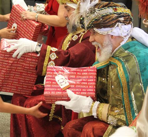 \Descubre la noche mágica de Reyes: tradiciones, regalos y diversión\