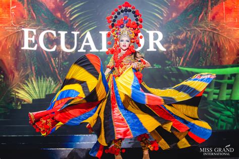 Descubre los mejores vestidos paso de Ecuador para lucir espectacular