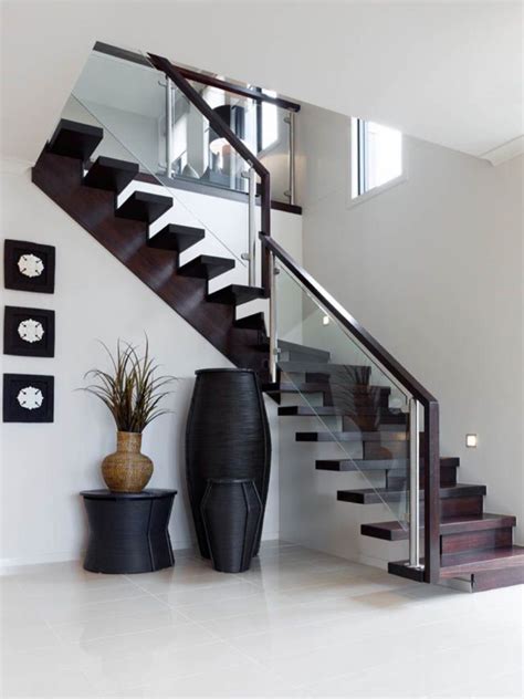 Diseños de Escaleras Elegantes para Espacios Interiores Modernos