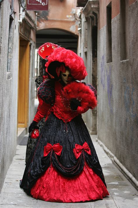 Disfraz Veneciano de Carnaval: ¡Transfórmate en un Ícono de Encanto y Misterio!