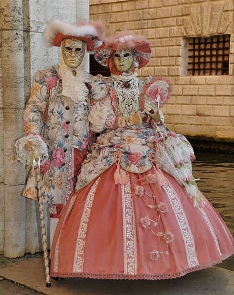 Disfraz Veneciano de Carnaval: ¡Transfórmate en un Ícono de Encanto y Misterio!