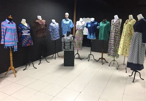 Ditangan Kreatif Mahasiswa Desain Produk Batik Diubah Menjadi Desain Baju Jurusan Ilkom - Desain Baju Jurusan Ilkom