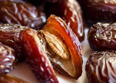 do pitted dates have seeds