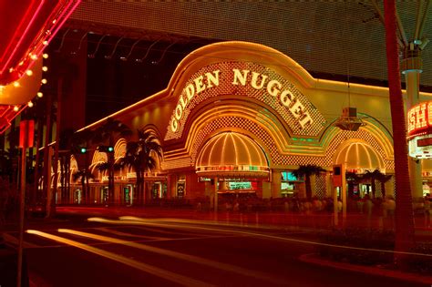 do you get free drinks at the golden nugget casino