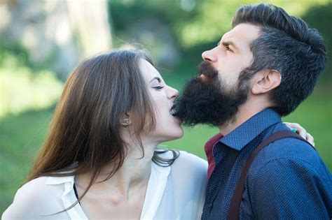 does beard hurt while kissing