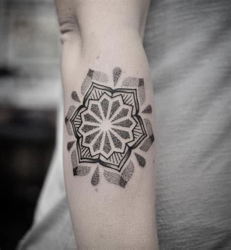 dotwork dots dotworktattoo mandala blackwork geometric 