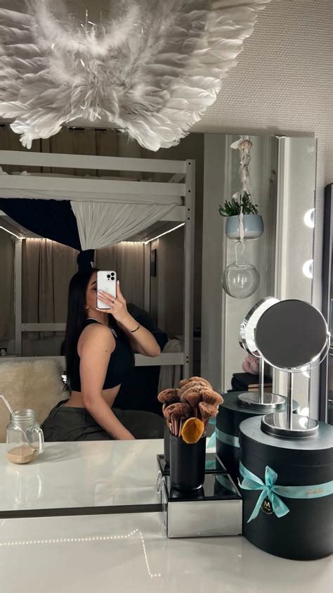 dressing room nude selfie