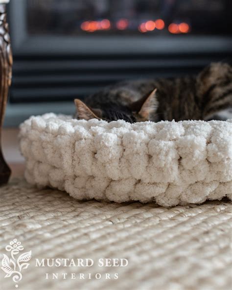 easy crochet cat (or dog) bed tutorial & pattern