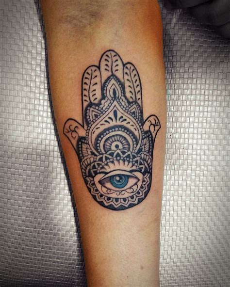 El significado del tatuaje Mano de Fátima: protección contra el mal de ojo