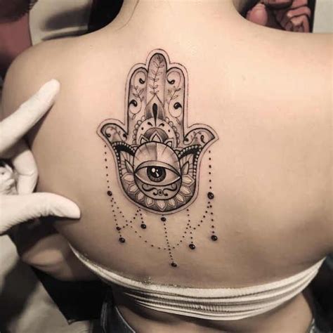 El significado del tatuaje Mano de Fátima: protección contra el mal de ojo