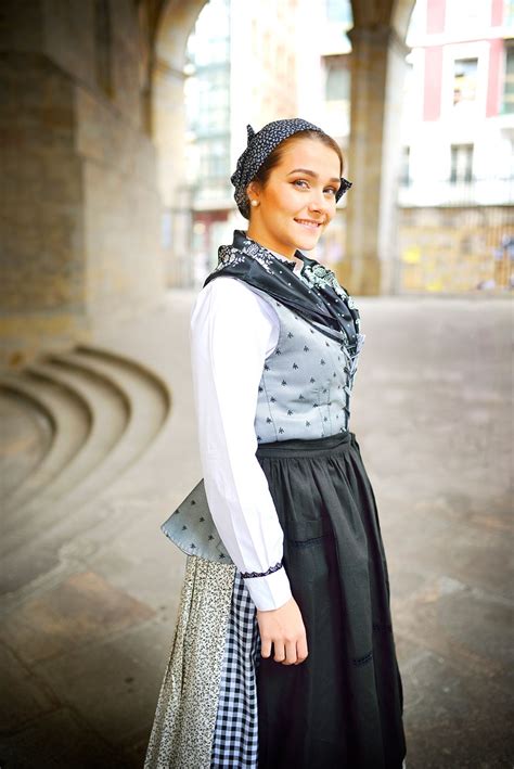 El traje tradicional vasco para mujer: historia, características y significado