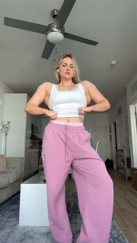ellesweats nude