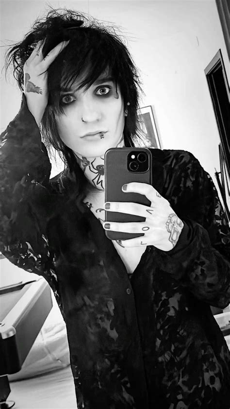 emo nude selfie