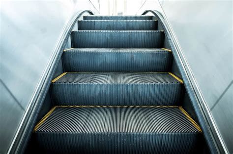 escalator tread
