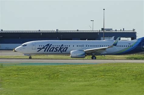 ewr alaska terminal