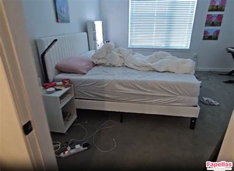 extraemily nude leaks