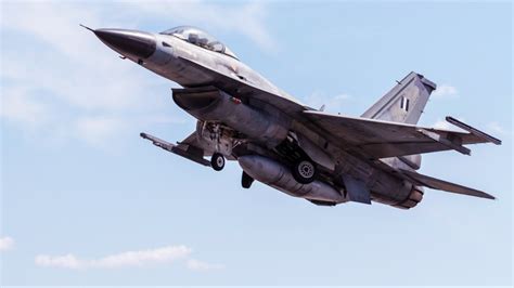 f/ 16 alçak uçuş.. 