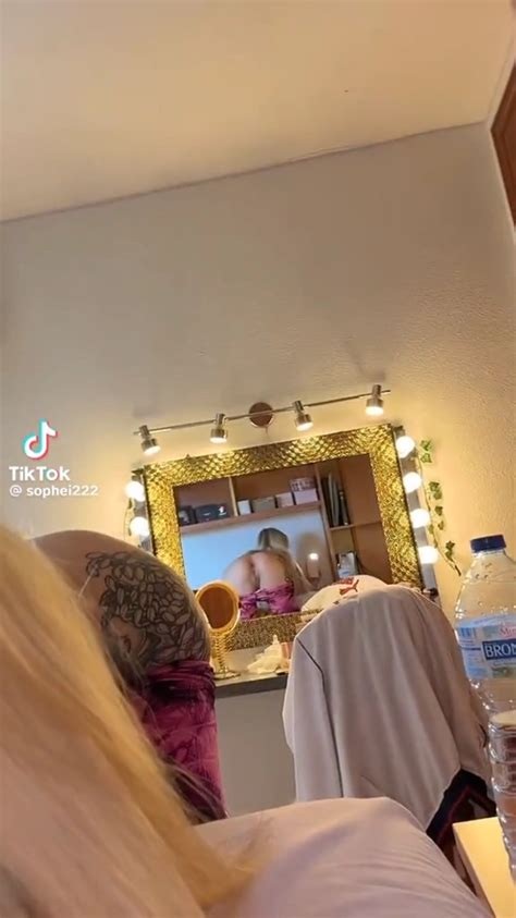 flashtok nudes