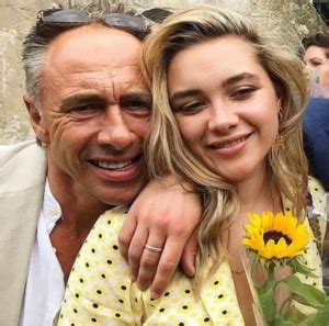 florence pugh dad age