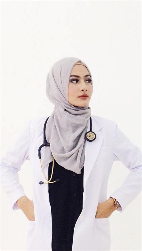 foto dokter perempuan berhijab