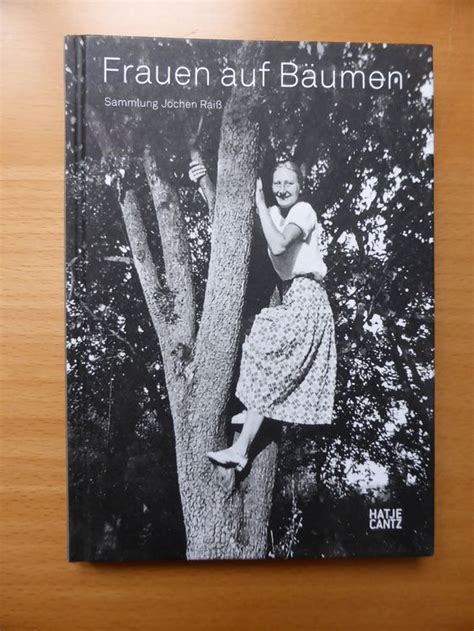 frauen auf baumen