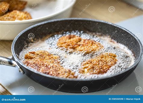 frying - How hot should the oil be when preparing schnitzel?