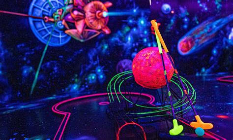 funXperience Hannover NeonGolf – buntes 3D Schwarzlicht Minigolf