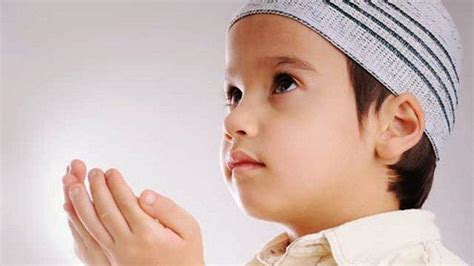 gambar anak sedang berdoa sambil