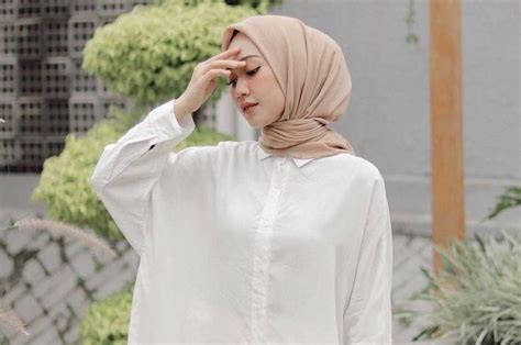 gamis putih cocok pakai jilbab warna apa
