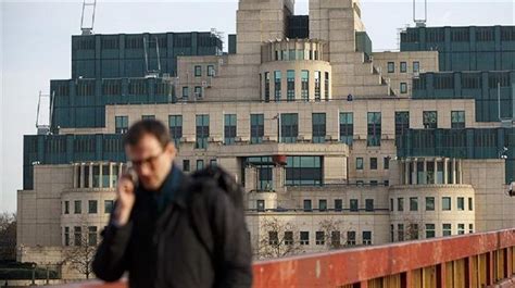 gençliğinde ingiliz dış istihbarat servisi mi6 'da aktif bir ajan olan ve ömrünün son demlerini james bond serisini yazarak geçiren ian fleming ile yakın bir dostluk .