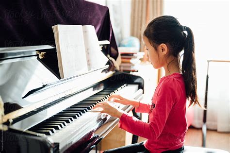 girl play piano