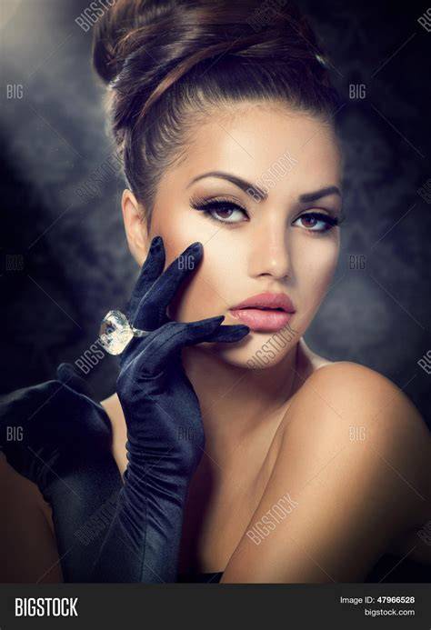 glamorous nude babes
