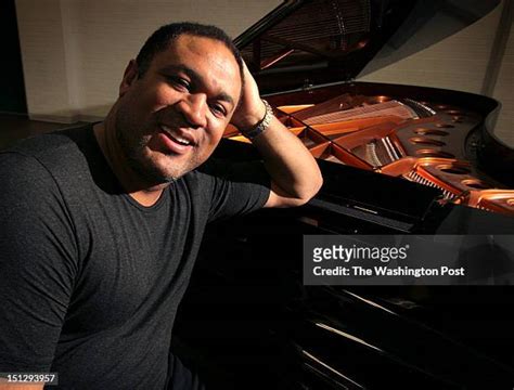 gordon hawkins baritone-biography