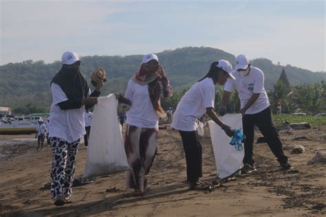 Gradiasi  Beach Clean Up In Labuan Bajo With Deputy - Gradiasi