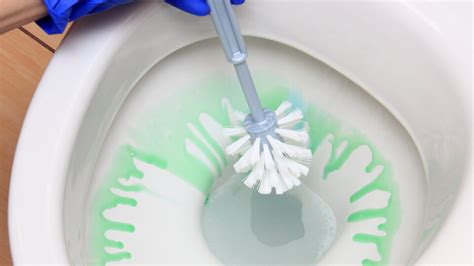 grijze aanslag in wc