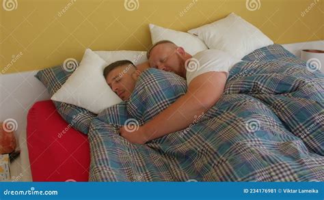 guys sleep nude