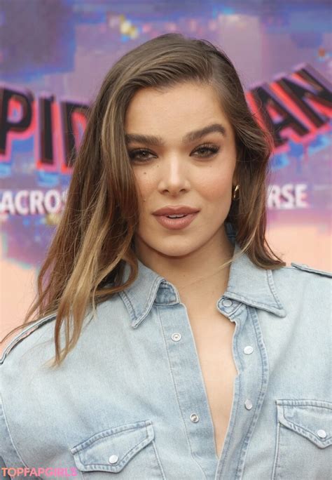 Hailee Steinfeld Beach