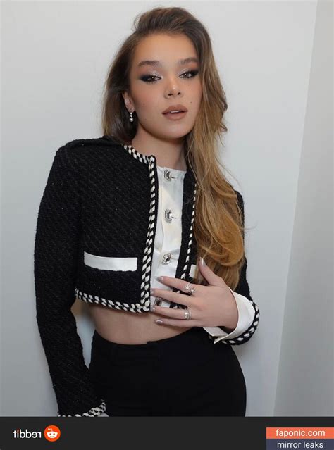 hailee steinfeld nipple slip