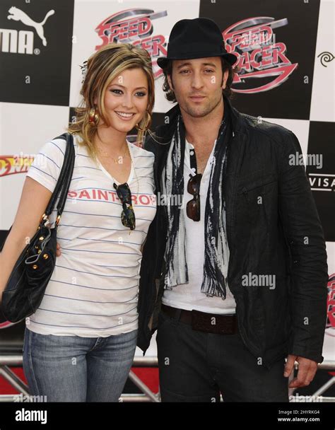 holly valance y alex oloughlin biography