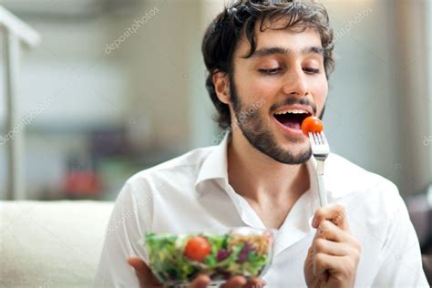 Homem comendo loirinha