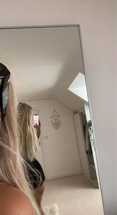 hot blonde nude selfie