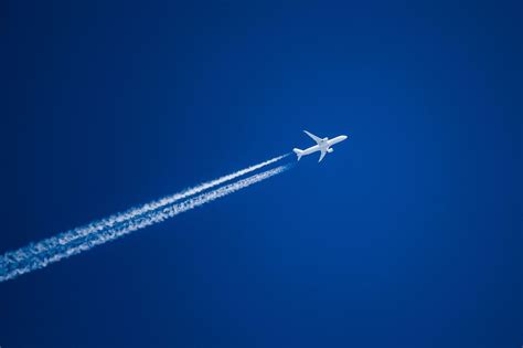 how fast can planes travel