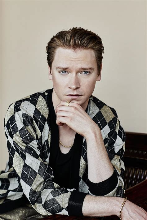 how tall commission calum worthy