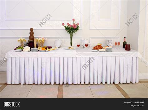 how long should a buffet table be