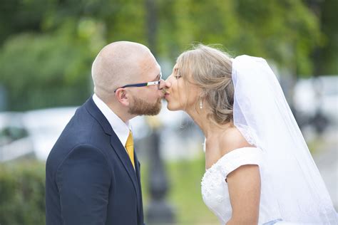 how long should a wedding kiss be