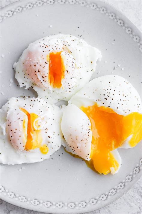 how long to soft poach eggs