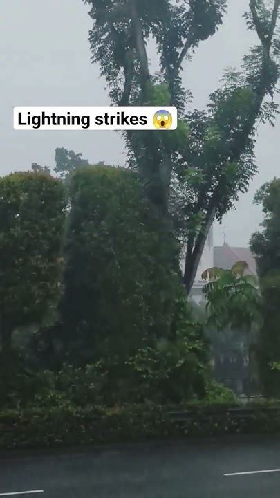 how loud is lightning right next to you