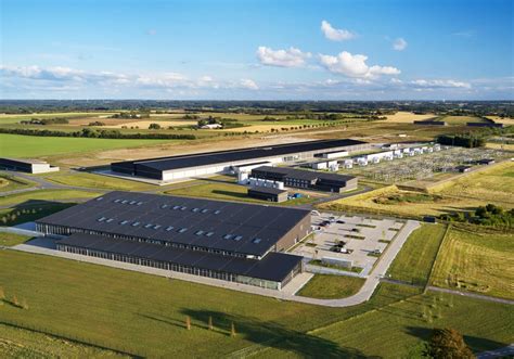 how many data centers does apple have